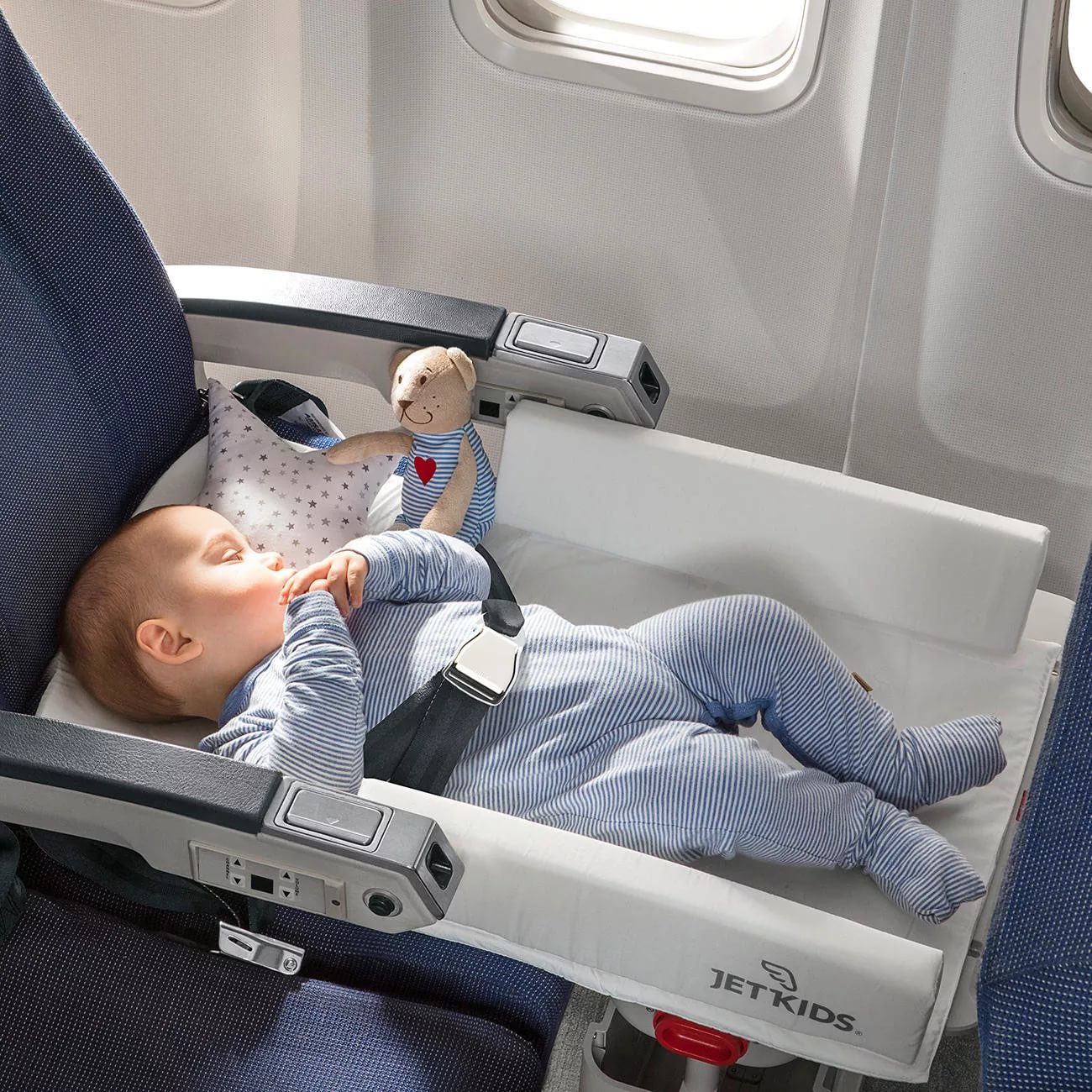 Можно ли игрушки в самолет. JETKIDS чемодан-кроватка. S7 люлька для новорожденных в самолете. Flydubai люлька для новорожденных. Люлька в самолете с7.