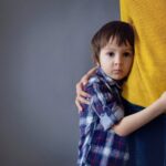 Застенчивость у ребенка: симптомы, причины, как избавиться?