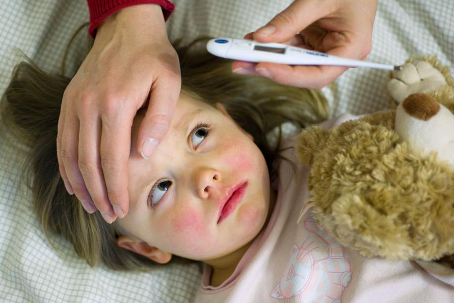 Высокая температура у ребёнка: причины, признаки и что делать родителям