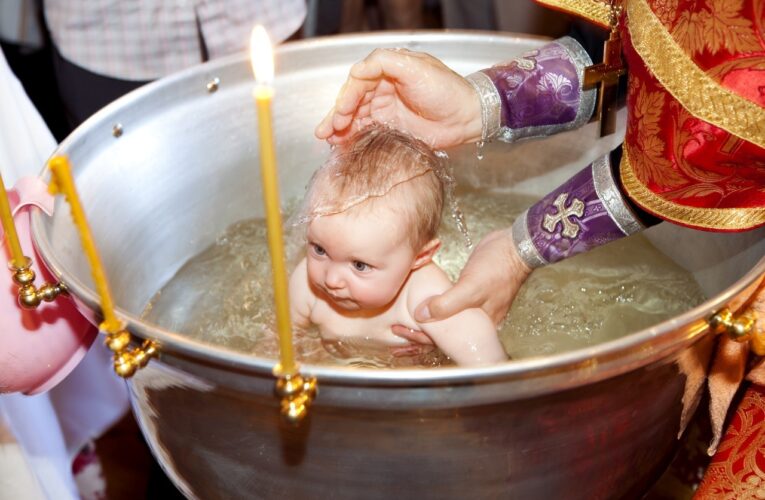 Как правильно крестить ребенка?