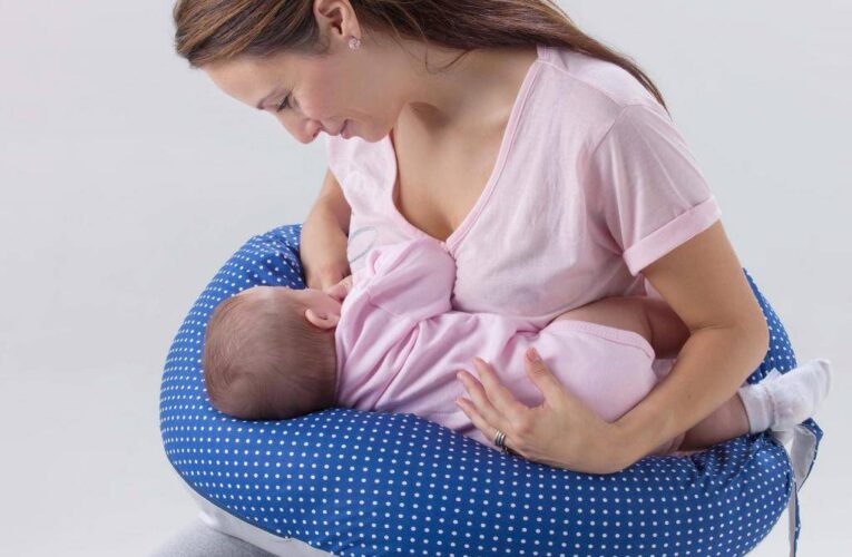 Как кормить ребёнка грудью?