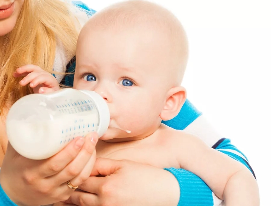 Основные причины срыгивания молока ребенком