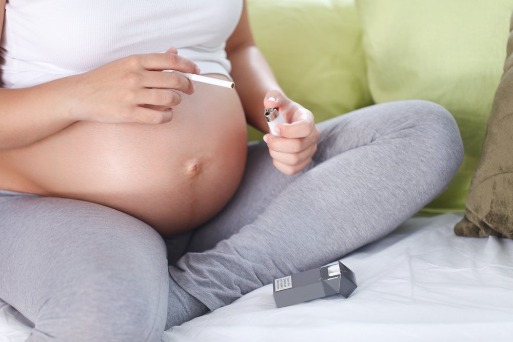 Почему беременная женщина курит