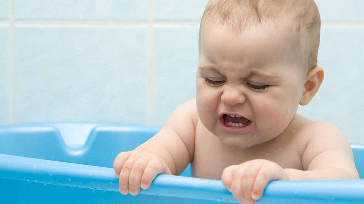 Что делают при купании. Купание в ванной. Плачущий ребёнок в ванной. Маленькие детки в ванной. Ребенок боится воды.