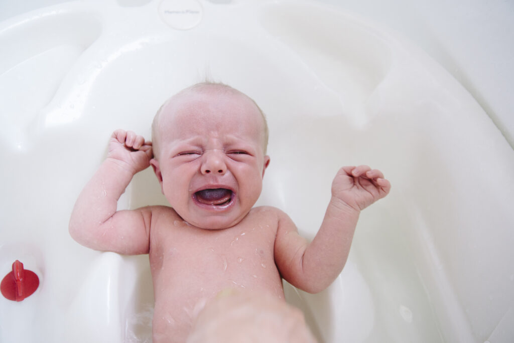 Малыш плачет при купании
