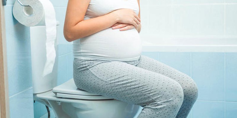 Почему возникает запор во время беременности