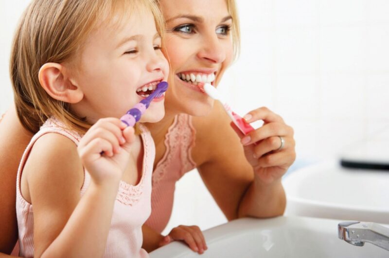 Как правильно научить ребенка чистить зубы?
