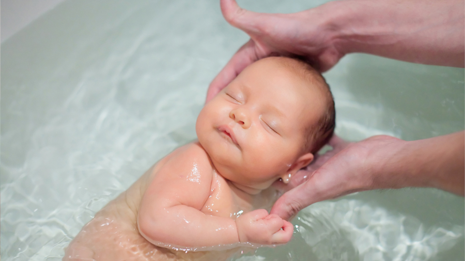 Как правильно купать новорожденных малышей